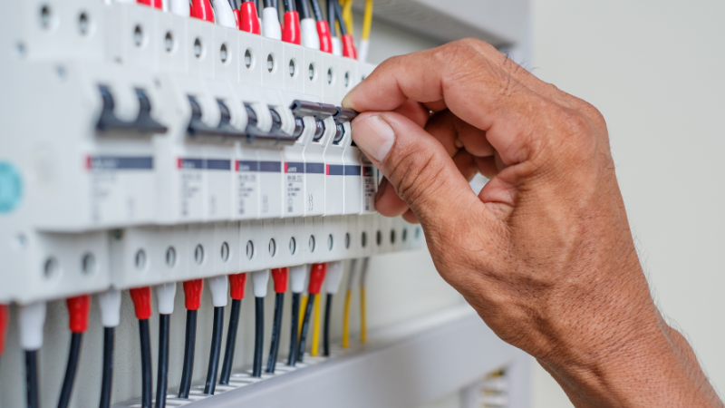 No momento, você está visualizando Disjuntor bipolar como solução para proteção eficaz em sistemas elétricos