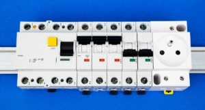 Leia mais sobre o artigo Como o interruptor diferencial residual (IDR) protege sua instalação elétrica contra choques e fugas de corrente 