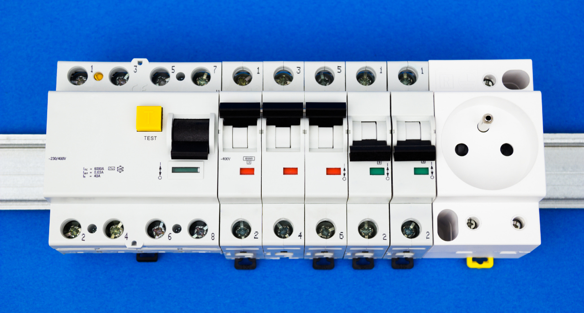 Leia mais sobre o artigo Como o interruptor diferencial residual (IDR) protege sua instalação elétrica contra choques e fugas de corrente 
